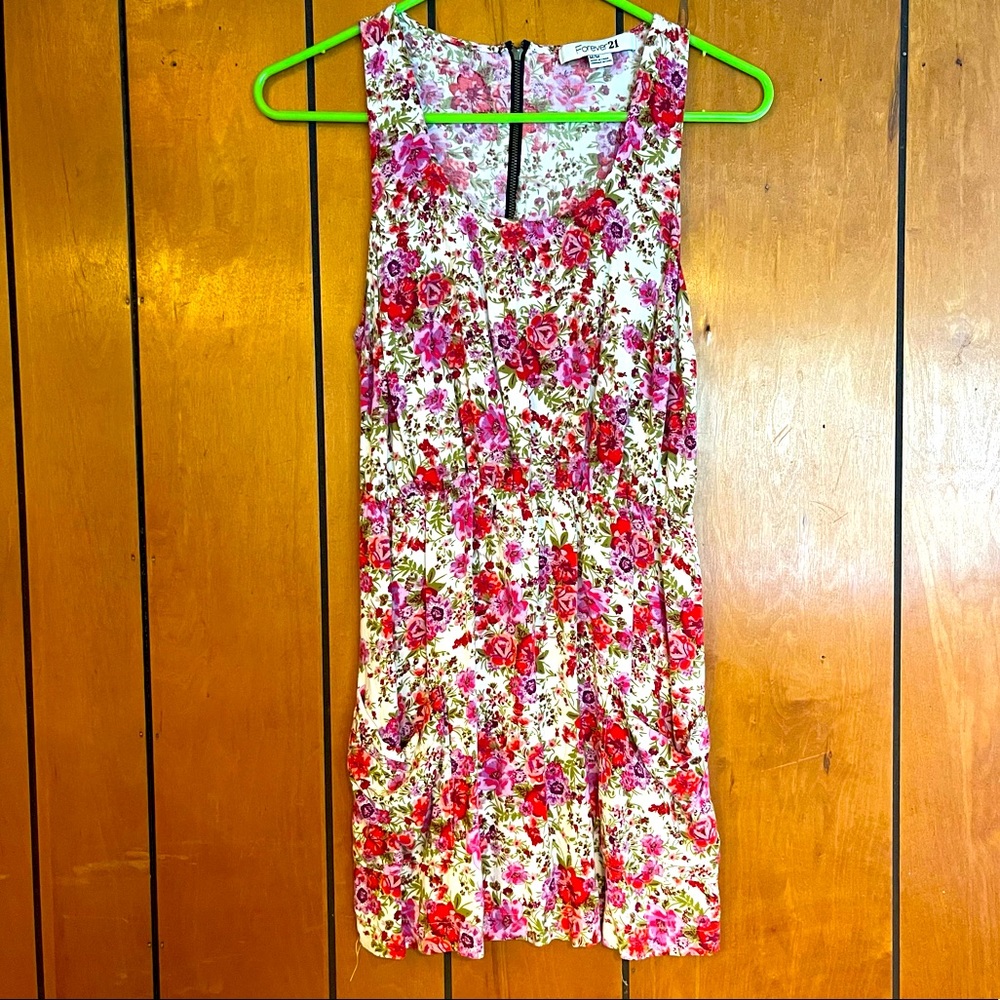 Forever 21 floral dress size medium pockets on the front end zips in the back